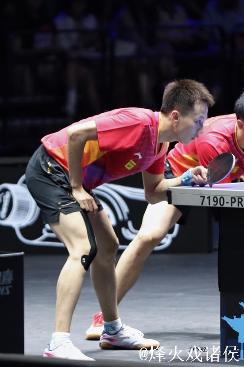 戴维斯中路送短传 穆迪罚球线跳投2+1