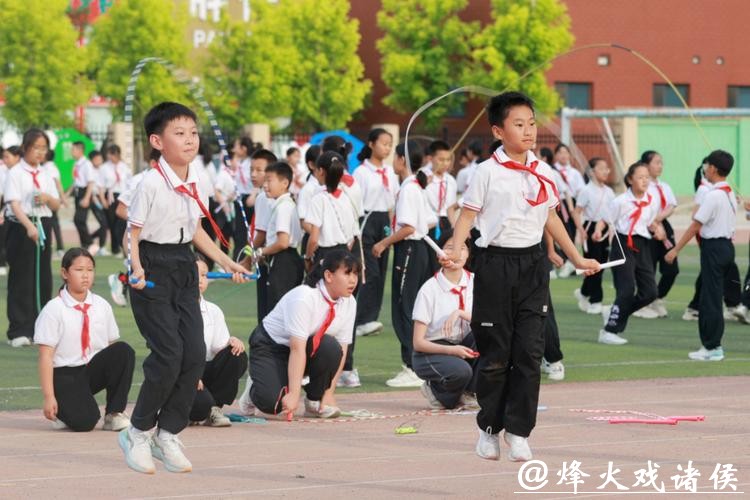 河北内丘：绳舞飞扬 快乐成长
